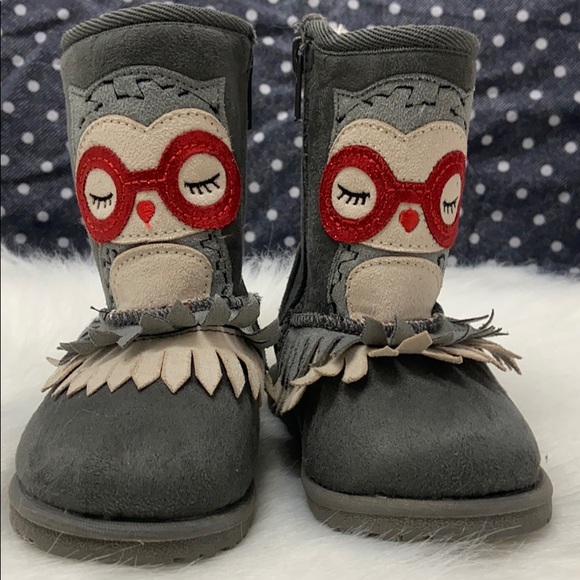 Toddler size 6 adorable gray fuzzy lined boots - Picture 2 of 8